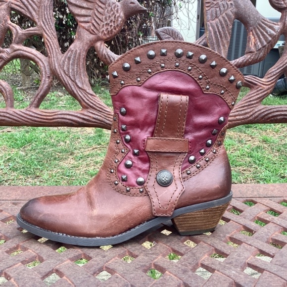 Vince Camuto Madalissa Leather Distressed Studded Almond Toe Ankle Booties - Picture 6 of 11